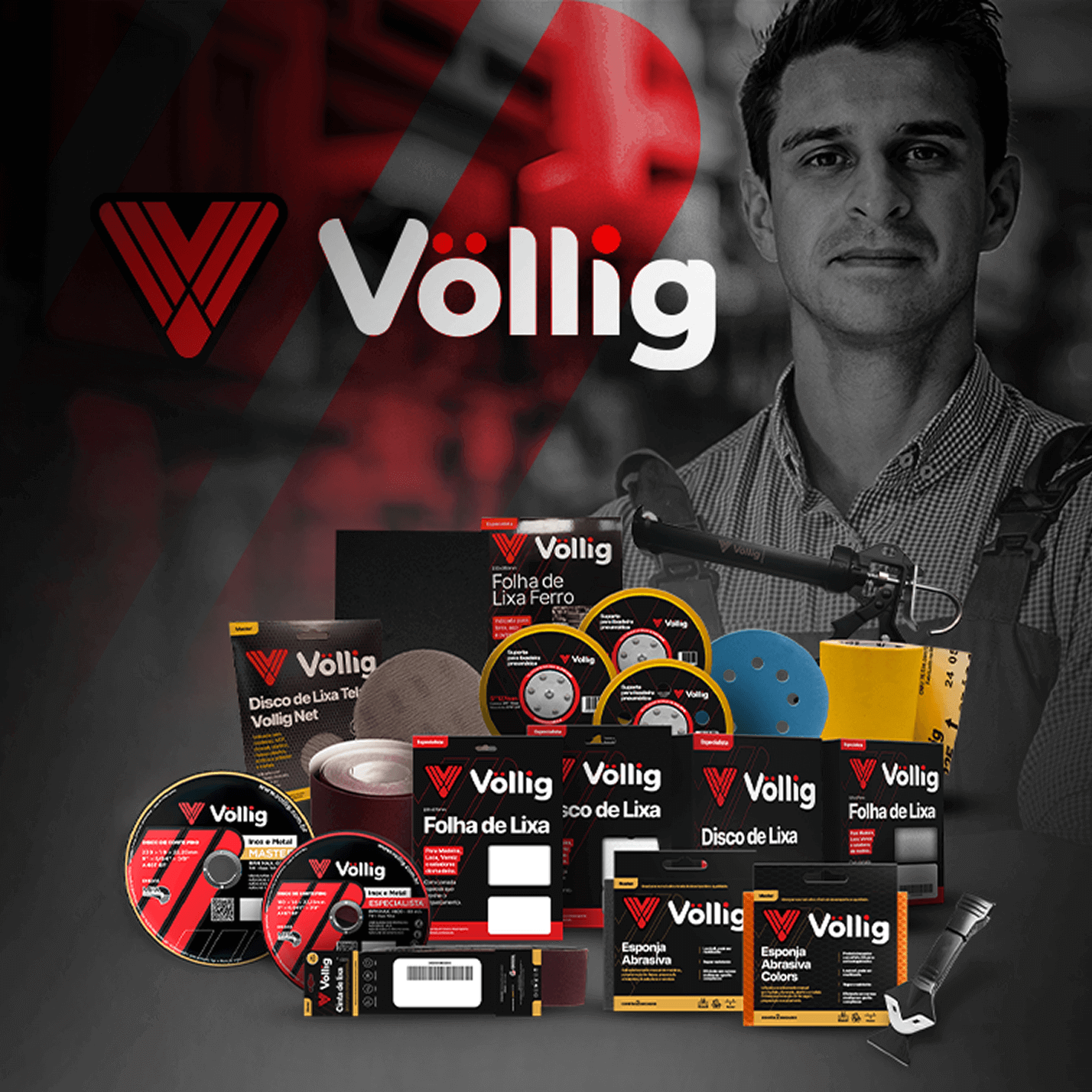 Hombre posando junto a la línea de productos de Grossl